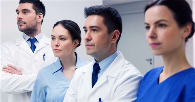 Siatka płac dla pracowników medycznych: Jakie czynniki wpływają na wysokość wynagrodzenia?