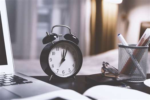 Liczba godzin pracy w miesiącu – jak wyliczyć wymiar czasu pracy?